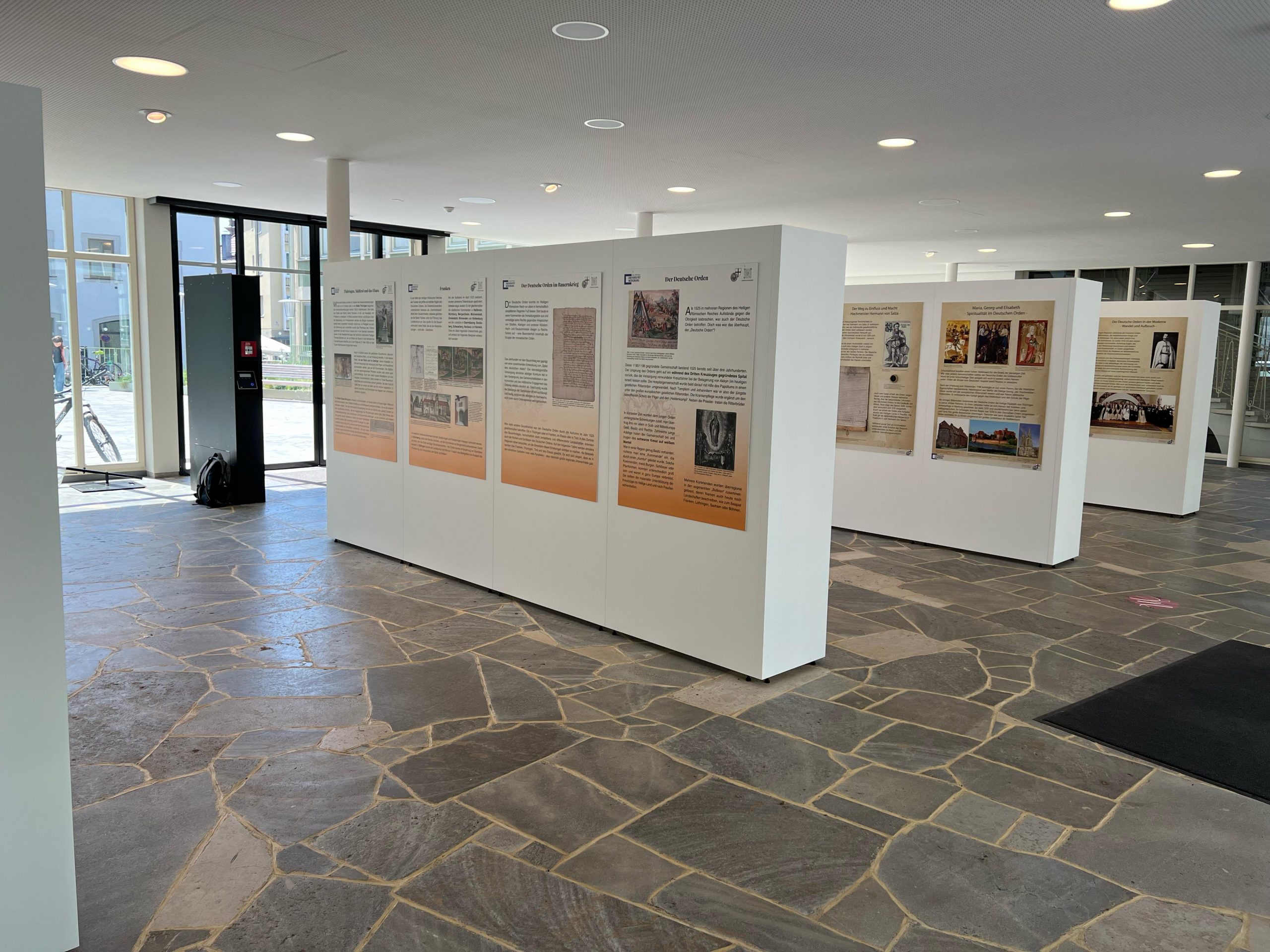 Das Bild zeigt Tafeln der Ausstellung "1525 - Der Deutsche Orden im Bauernkrieg", die im Mozartareal in Würzburg hängen.