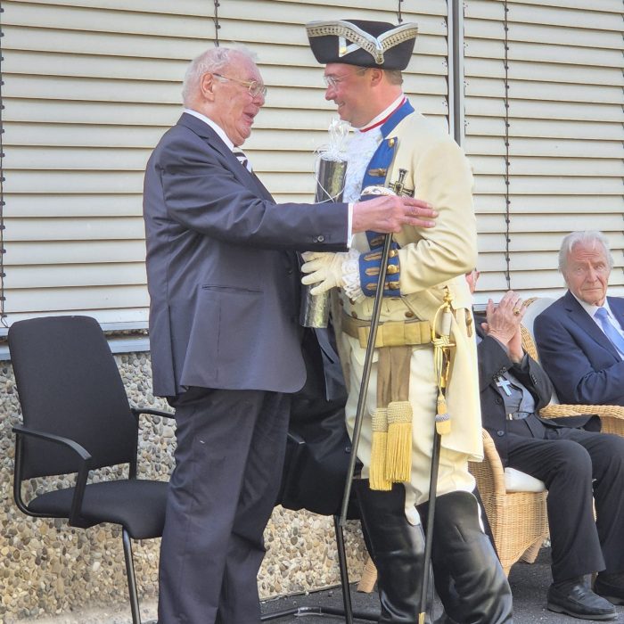 Das Bild zeigt Herrn Professor Dr. Dr. h. c. Dieter Salch und ein Mitglied der Deutschordenscompagnie bei der Übergabe eines Geschenks.