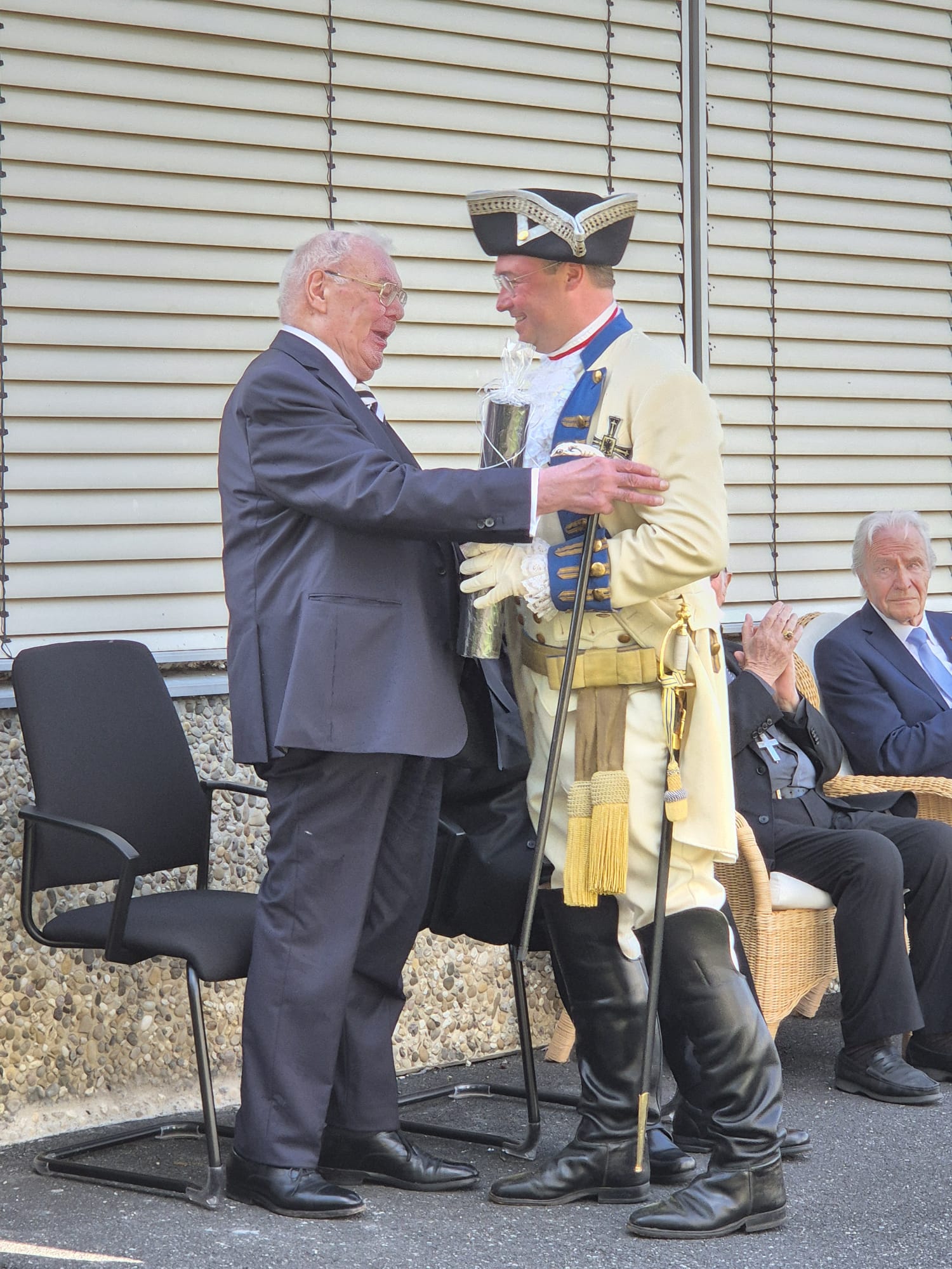 Das Bild zeigt Herrn Professor Dr. Dr. h. c. Dieter Salch und ein Mitglied der Deutschordenscompagnie bei der Übergabe eines Geschenks.