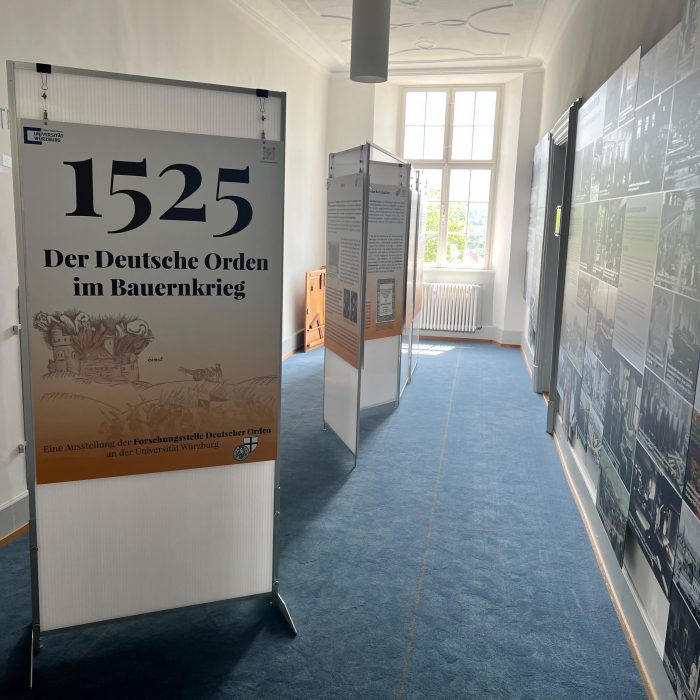 Das Bild zeigt einen Teil der aufgebauten Tafelausstellung zum Thema "1525 - Der Deutsche Orden im Bauernkrieg" in einem Raum im Schloss Horneck.