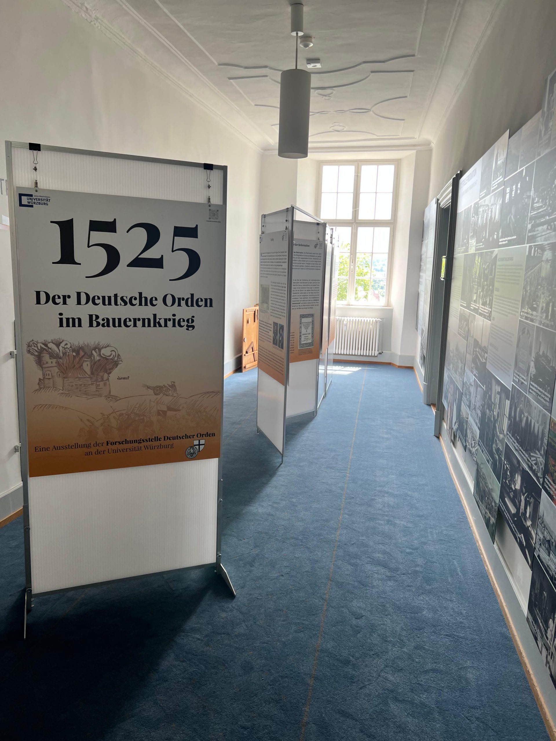 Das Bild zeigt einen Teil der aufgebauten Tafelausstellung zum Thema "1525 - Der Deutsche Orden im Bauernkrieg" in einem Raum im Schloss Horneck.