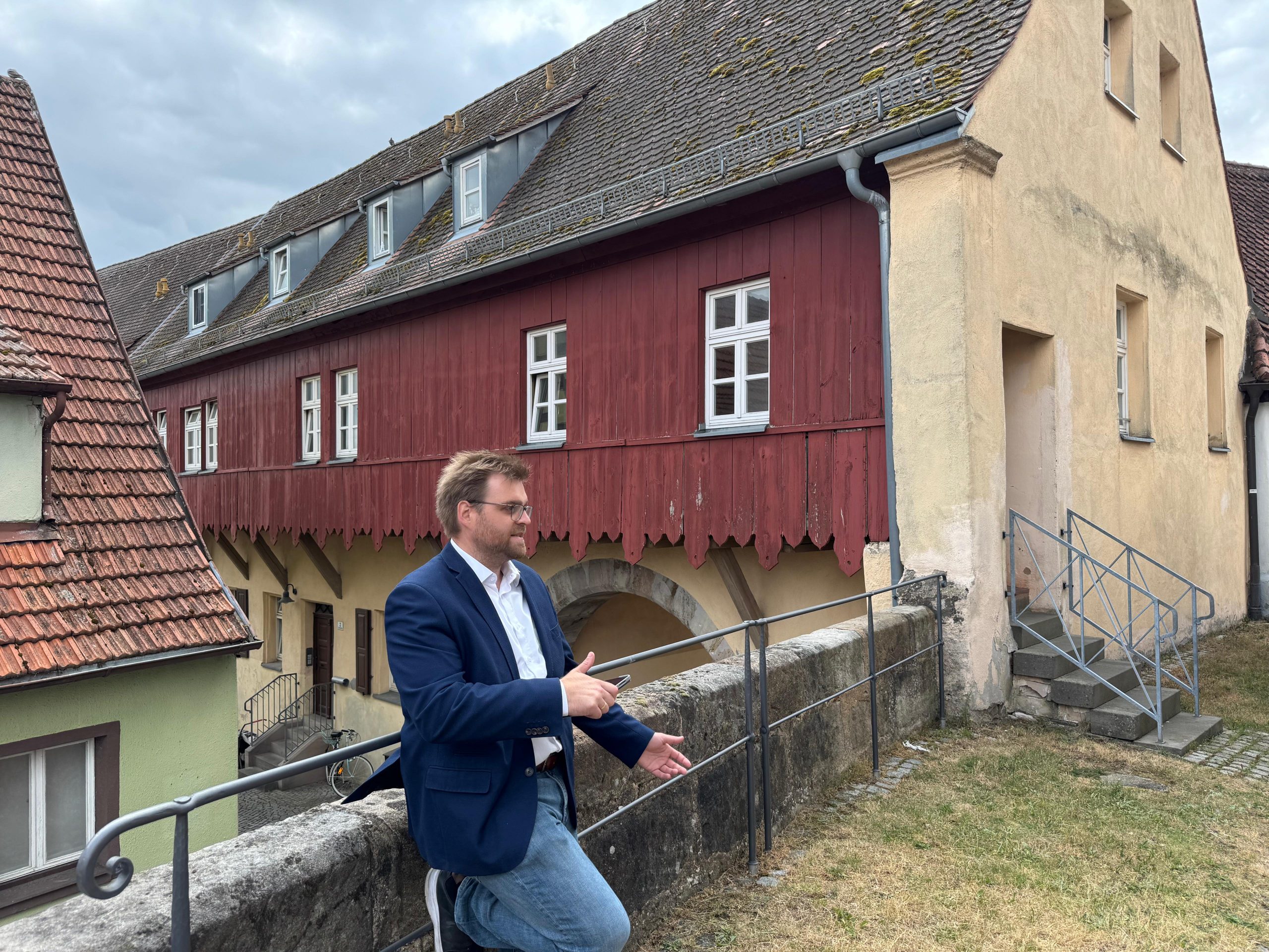 Das Bild zeigt Thomas Geidner bei der Stadtführung in Wolframs-Eschenbach.