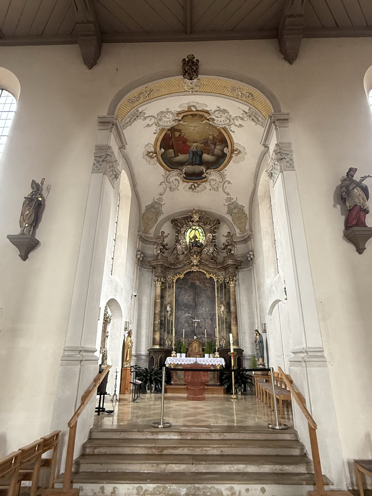 Das Bild zeigt einen Altar in der Kirche in Wolframs-Eschenbach.
