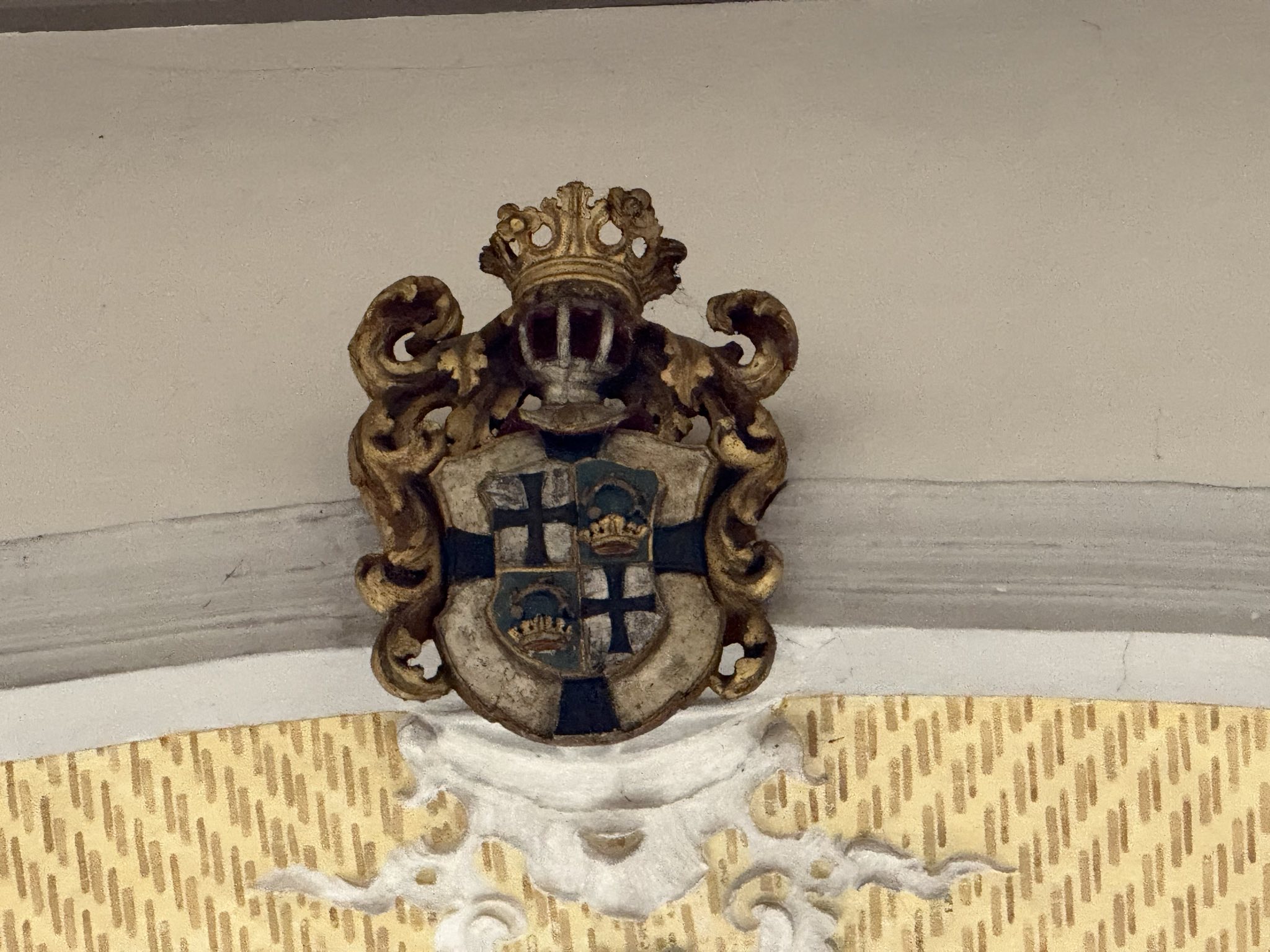 Das Bild zeigt ein Wappen mit Ordenskreuzen aus der Kirche in Wolframs-Eschenbach.