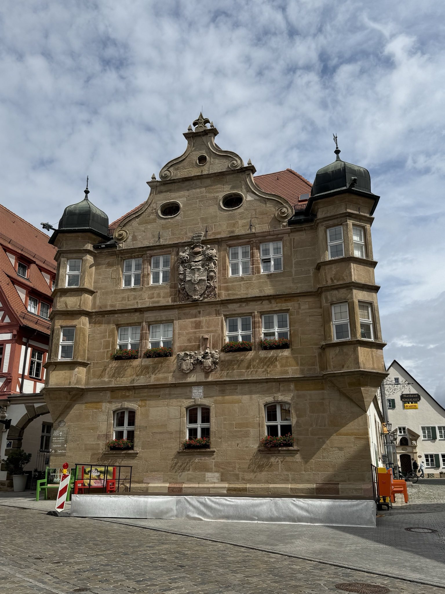 Das Bild zeigt das Deutschordensschloss in Wolframs-Eschenbach.