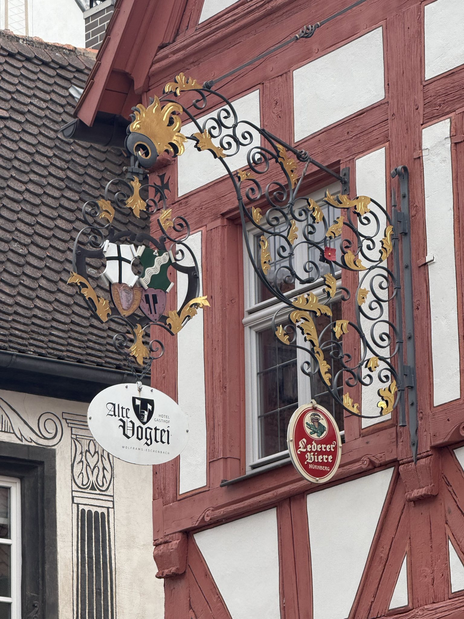 Das Bild zeigt das Schild der "Alten Vogtei" in Wolframs-Eschenbach.