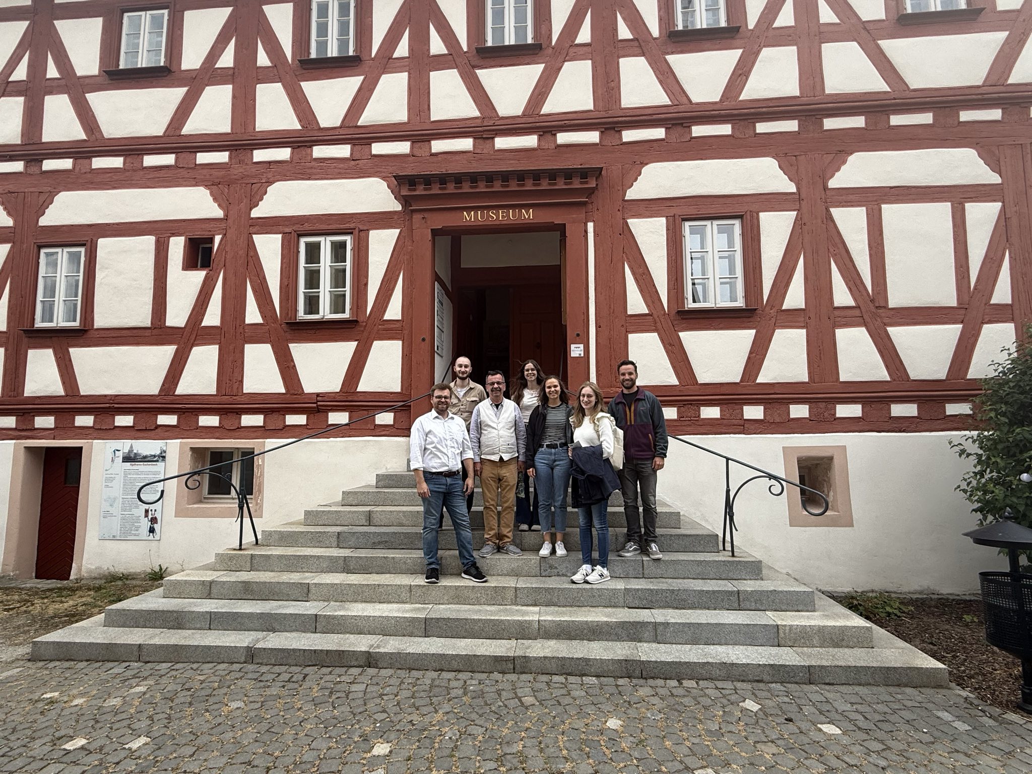 Das Bild zeigt das Team der Forschungsstelle Deutscher Orden vor dem Museum in Wolframs-Eschenbach.