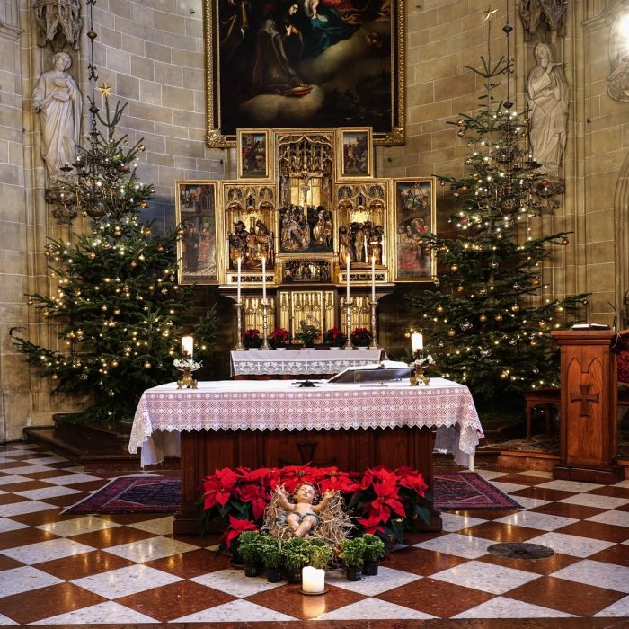 Das Bild zeigt den geschmückten Altar in der Deutschordenskirche in Wien