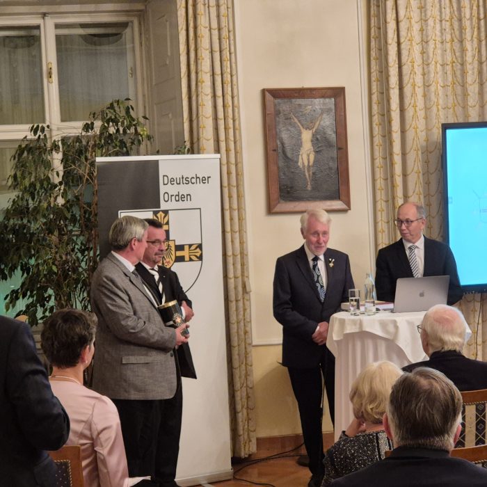 Das Bild zeigt die Tagung in Wien 2025 mit Udo Arnold und anderen Forschern