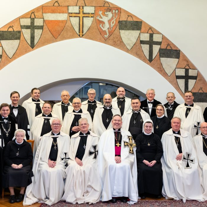 Das Bild zeigt den Hochmeister und das Generalkapitel