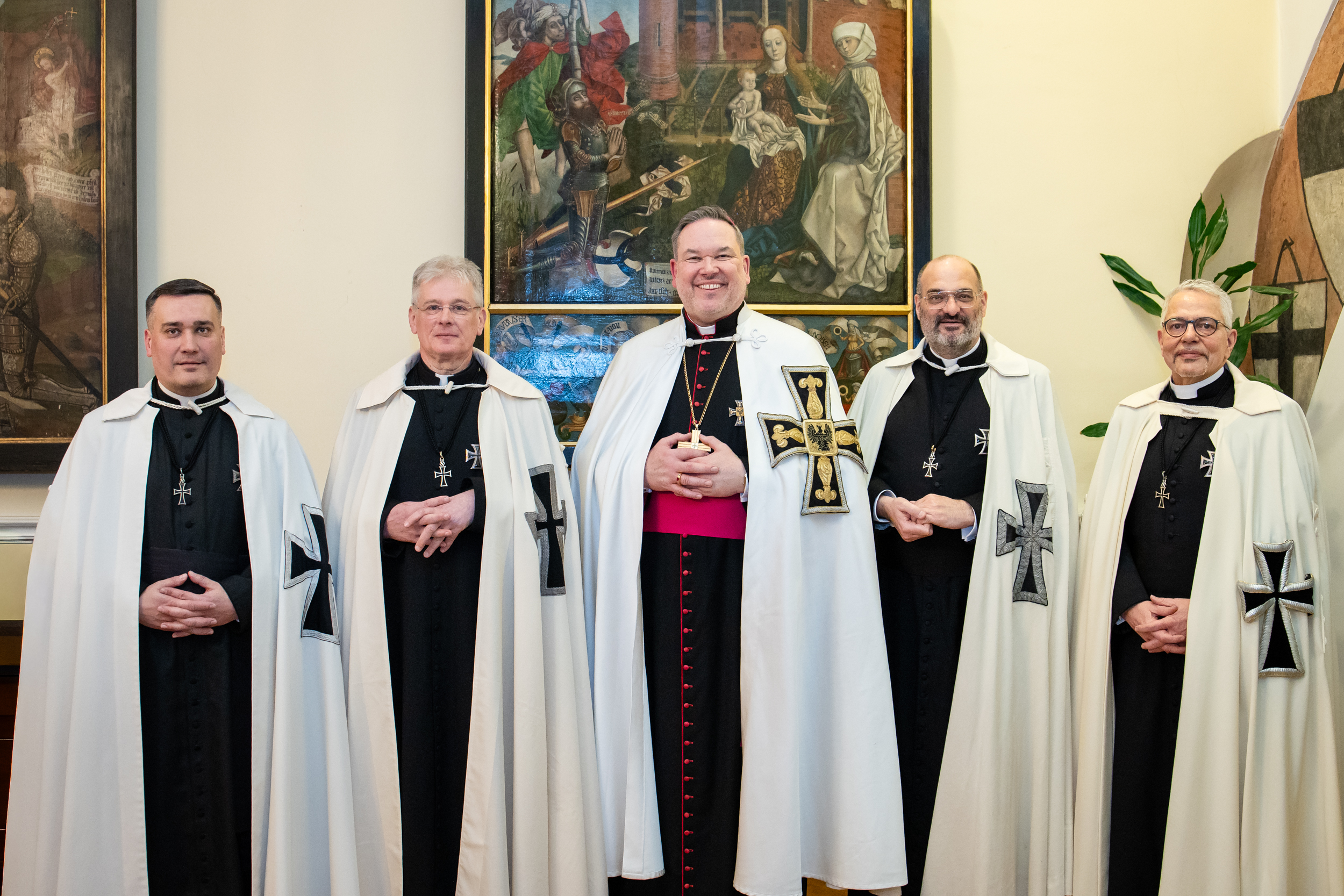Das Bild zeigt den erneut gewählten Hochmeister mit Mitgliedern des Deutschen Ordens