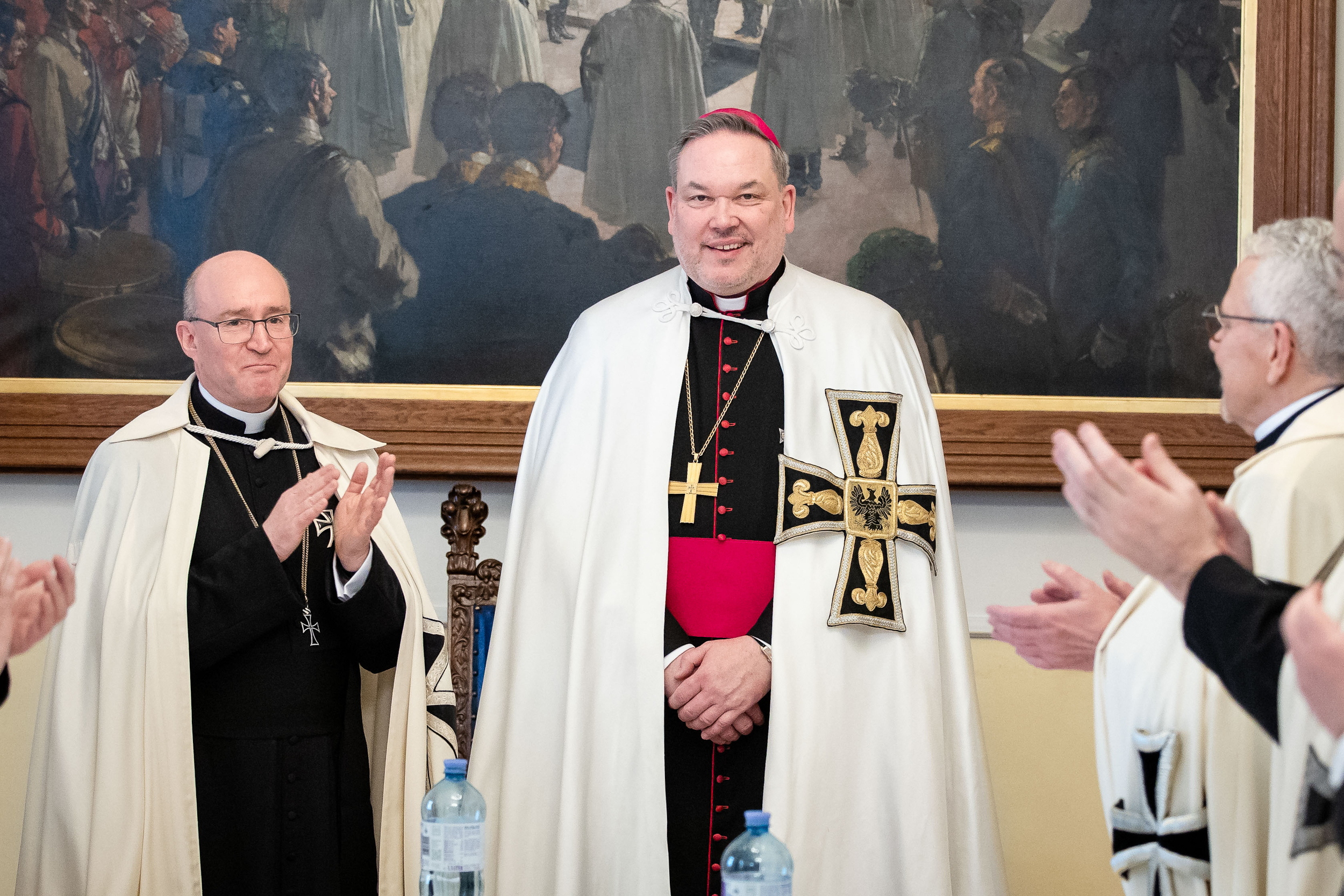 Das Bild zeigt den Applaus der Generalkapitel-Mitglieder für die Wiederwahl