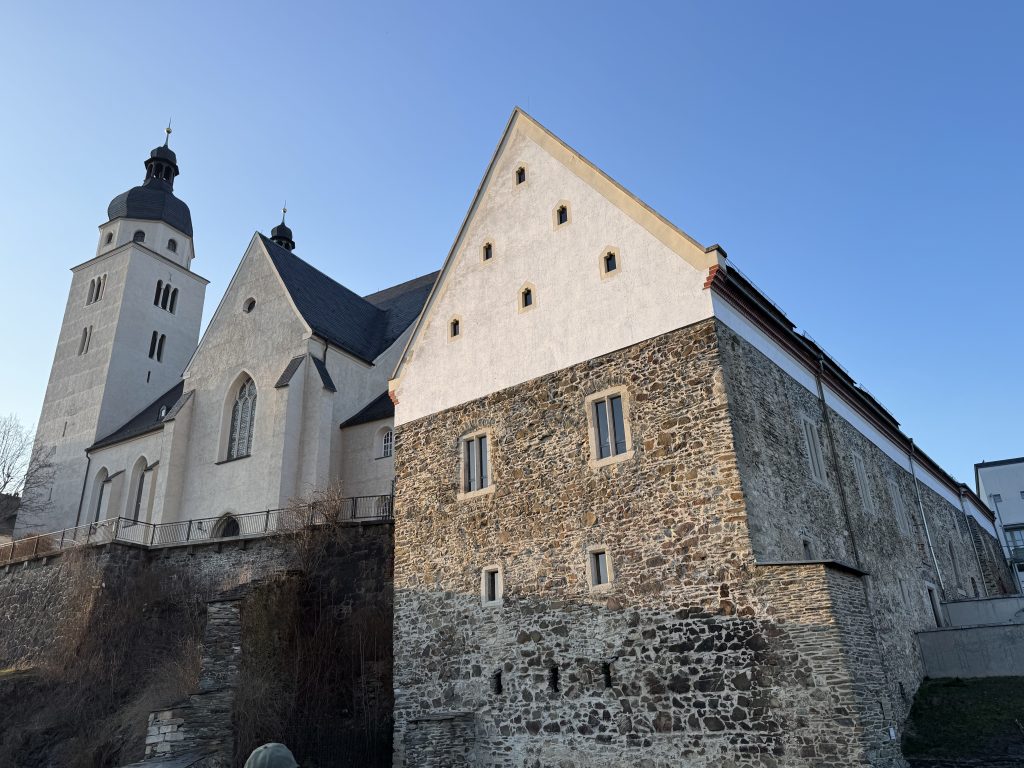 Hier sieht man die Ordenskirche und das Konventsgebäude in Plauen