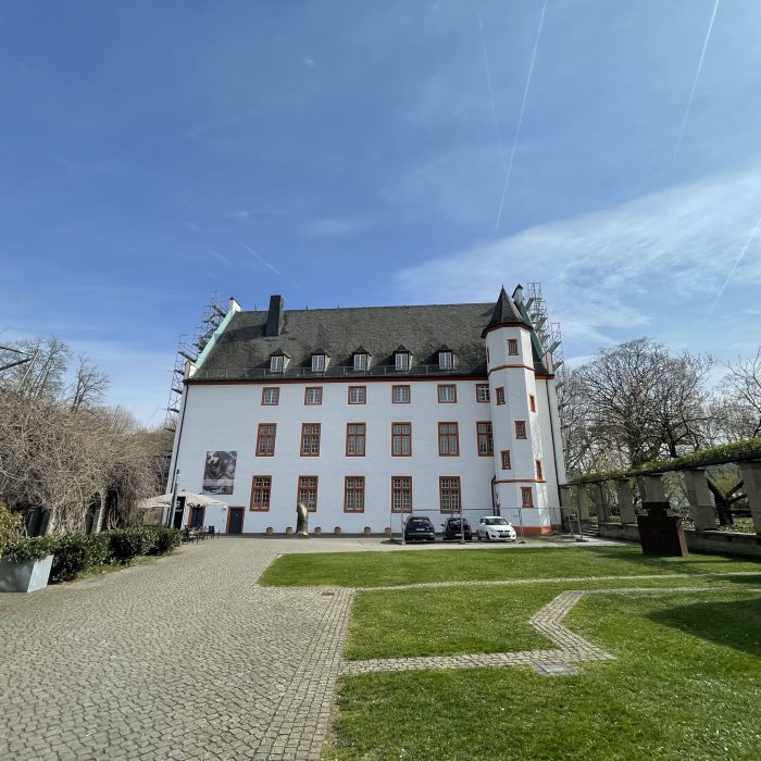 Hier sieht man die Außenansicht des Deutschherrenhauses Koblenz