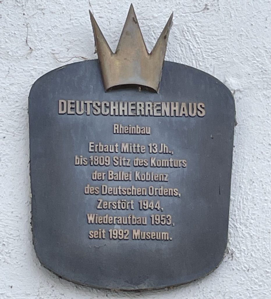 Hier sieht man die Gedenktafel des Deutschherrenhauses Koblenz