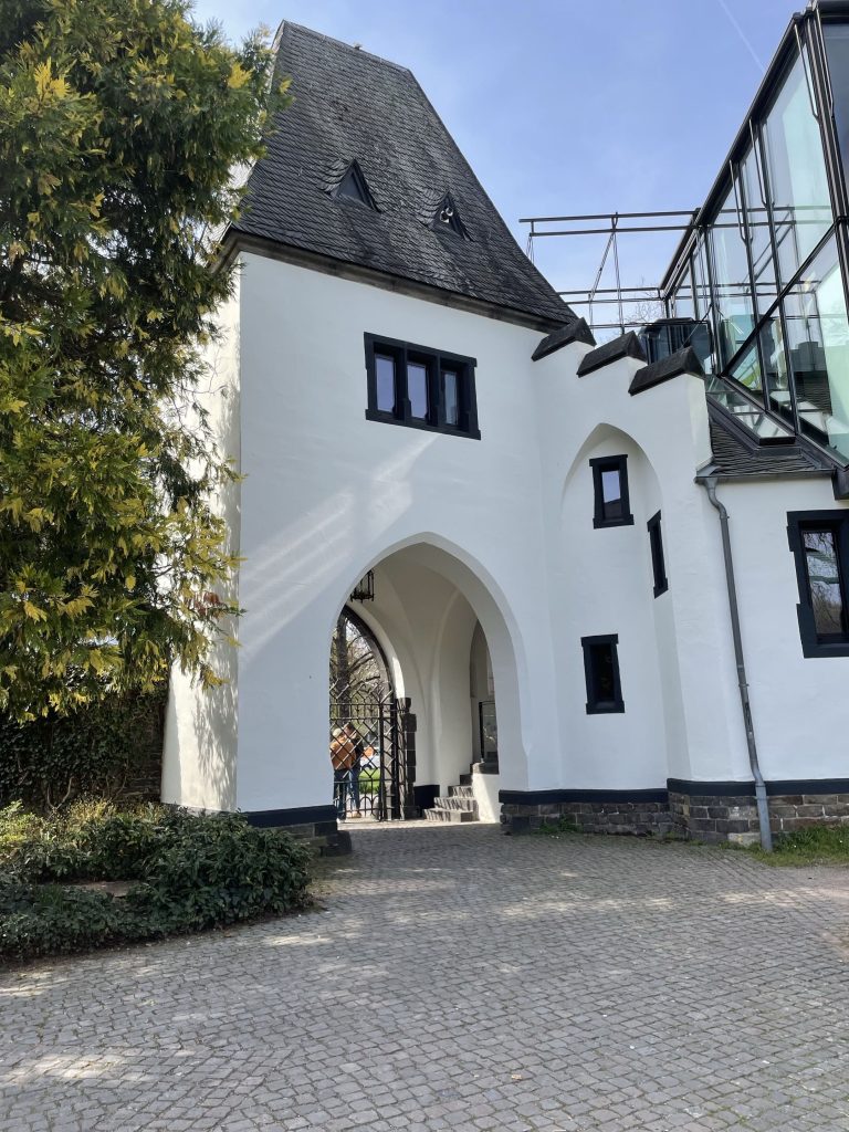 Hier sieht man ein restauriertes Torhaus der Deutschordenskommende Koblenz