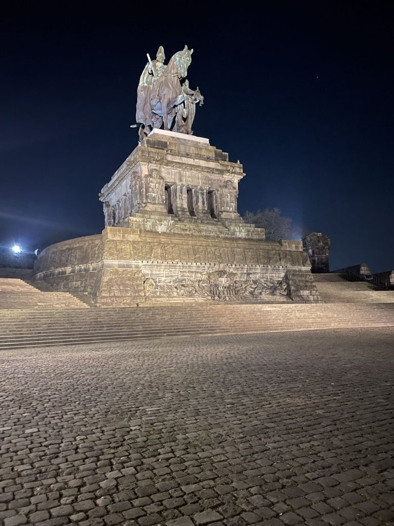 Hier sieht man das Kaiser Wilhelm I. Denkmal in Koblenz