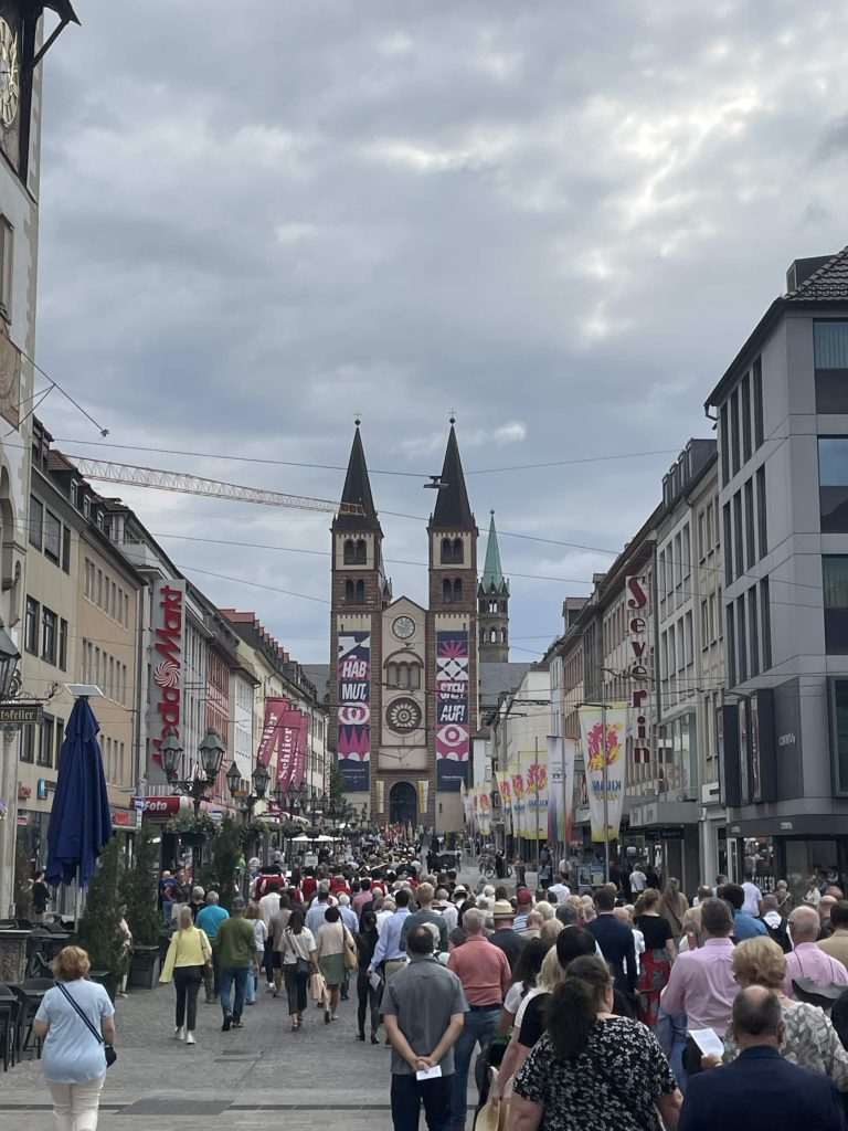Hier sieht man den Dom St. Kilian zu Würzburg