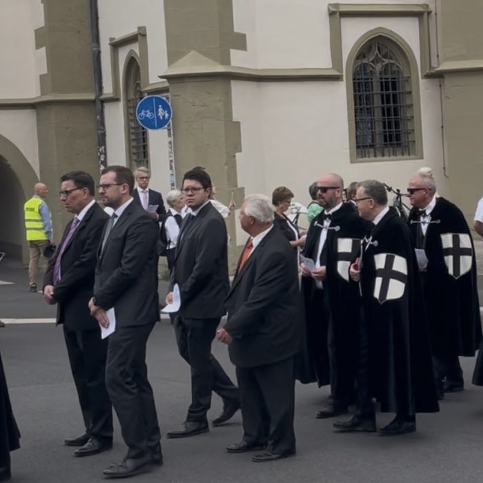Hier sieht man die Familiaren des Deutschen Ordens aus Würzburg