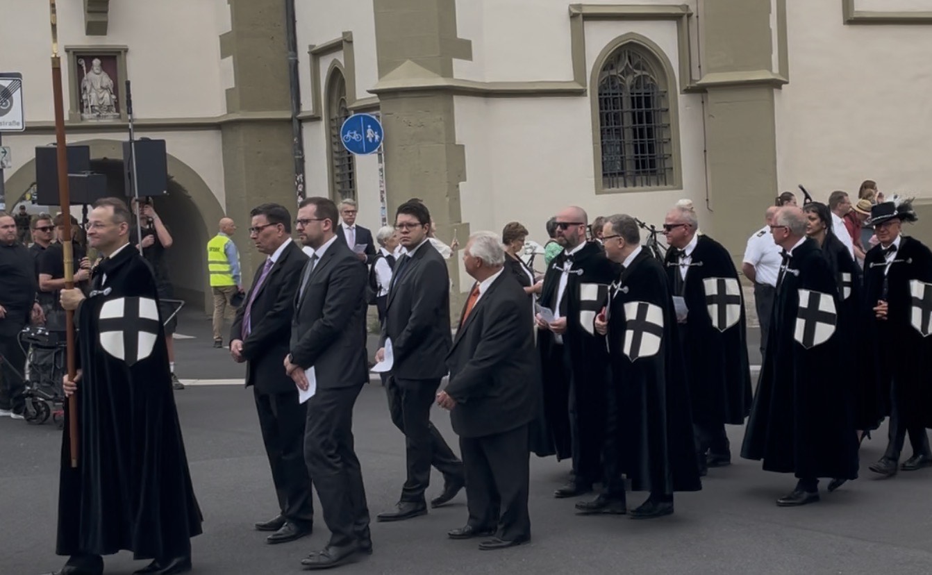 Hier sieht man die Familiaren des Deutschen Ordens aus Würzburg