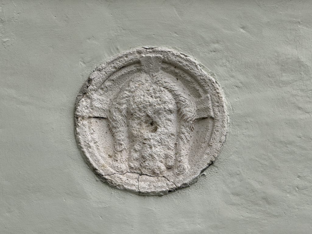 Hier sieht man Kriegsbeschädigungen an St. Nikola, Passau