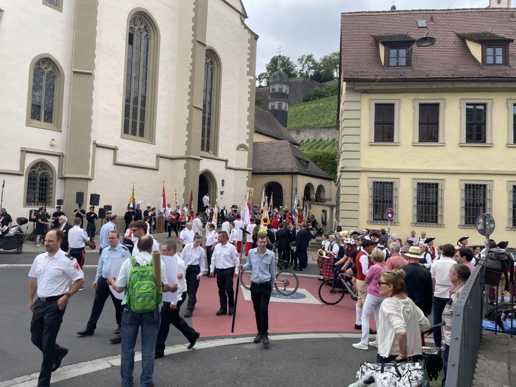 Hier sieht man den Beginn der Kiliani Prozession bei St. Burkard in Würzburg