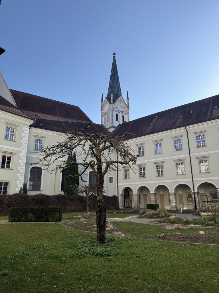 Hier sieht man den Innenhof von St. Nikola