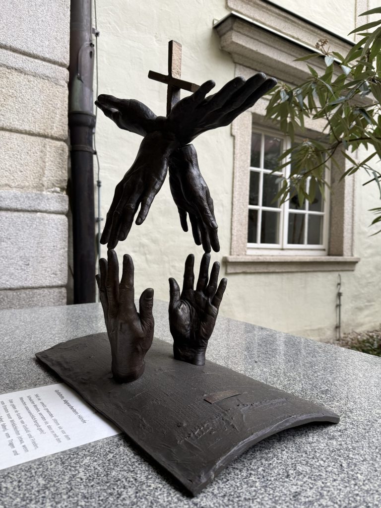 Hier sieht man die Skulptur "Alte, gekrümmte Hände" (diese halten die Botschaft der Zuversicht, die Gewissheit neuer Bleibe, aus: Odilo Lechner "mit den Augen der Seele")
